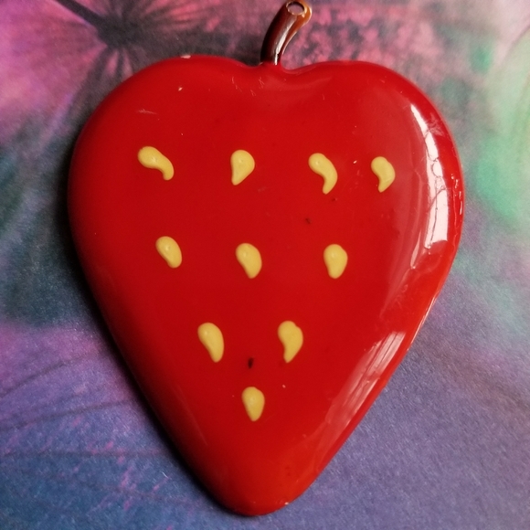 Strawberry brooch painted metal enamel red pin fruit - Picture 2 of 6